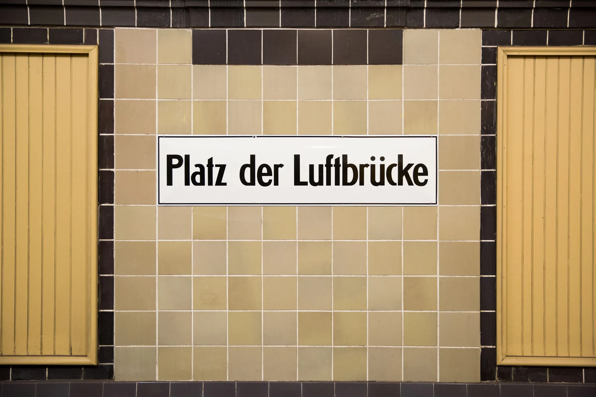 052_platzderluftbrucke_U6_F14A5735.JPG