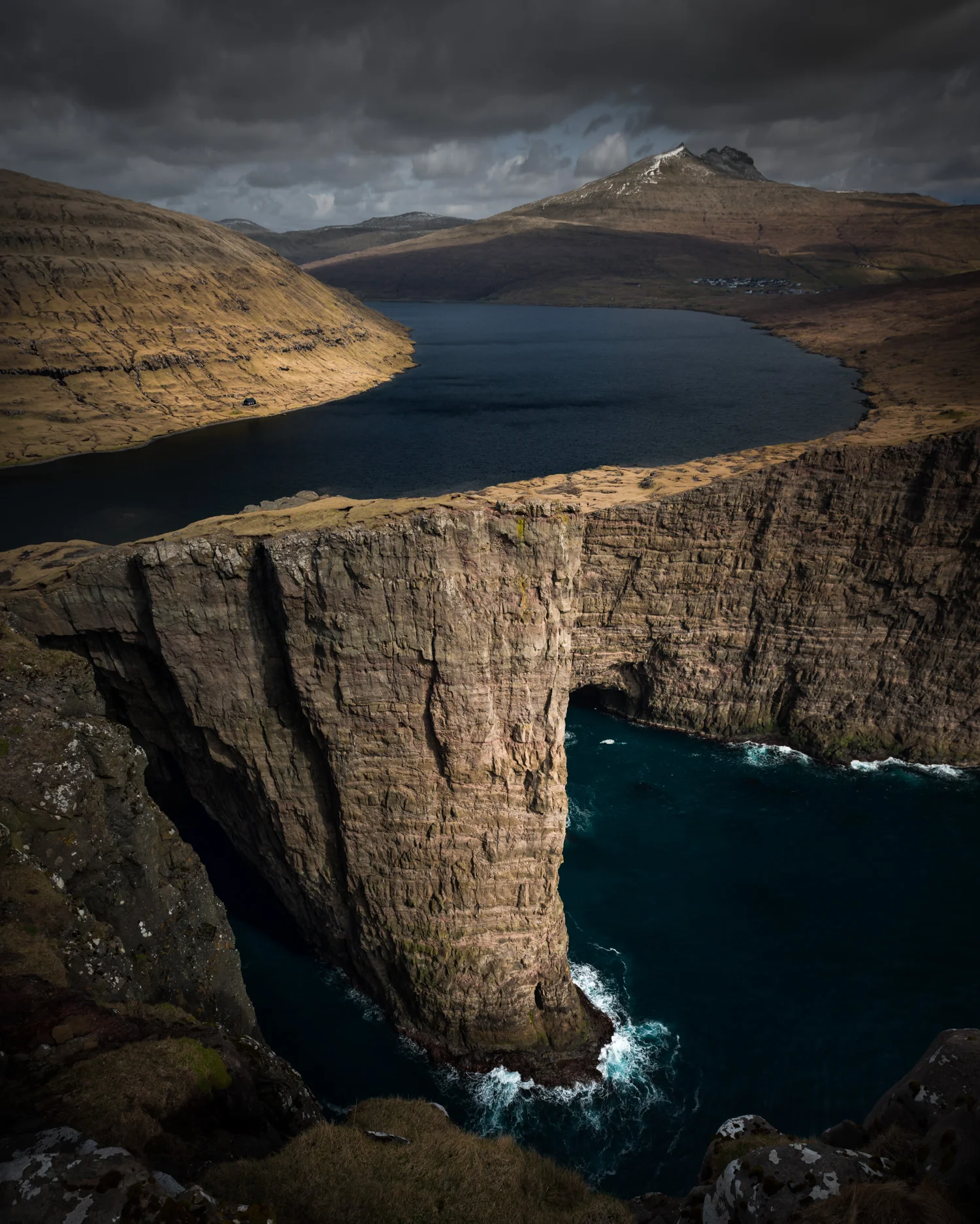 The classic "floating lake" viewpoint.