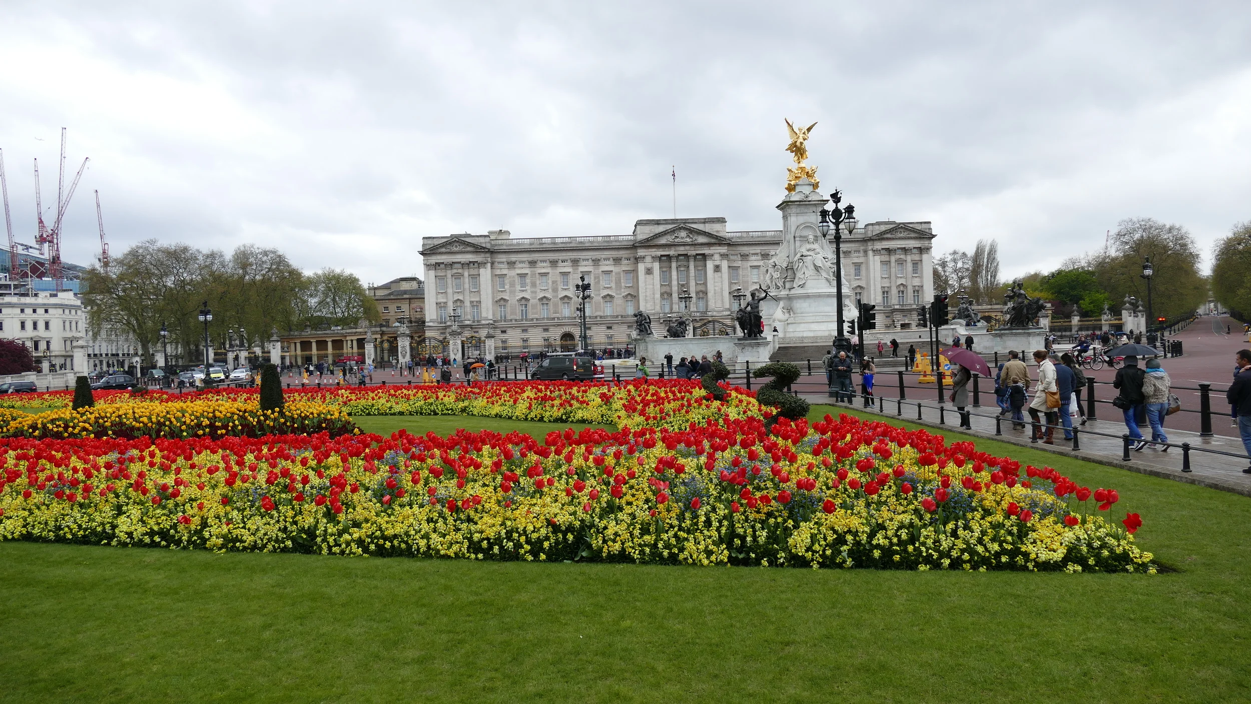Buckingham Palace in the background