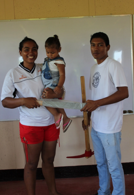 Allan, Monty´s project leader handing out tools to the families of Villa Esperanza.