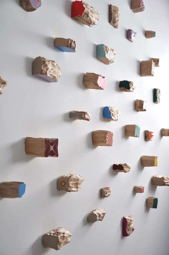 Pasado, presente y más… | 2019 Installation of 36 birch wood sculptures, acrylic (variable measure)