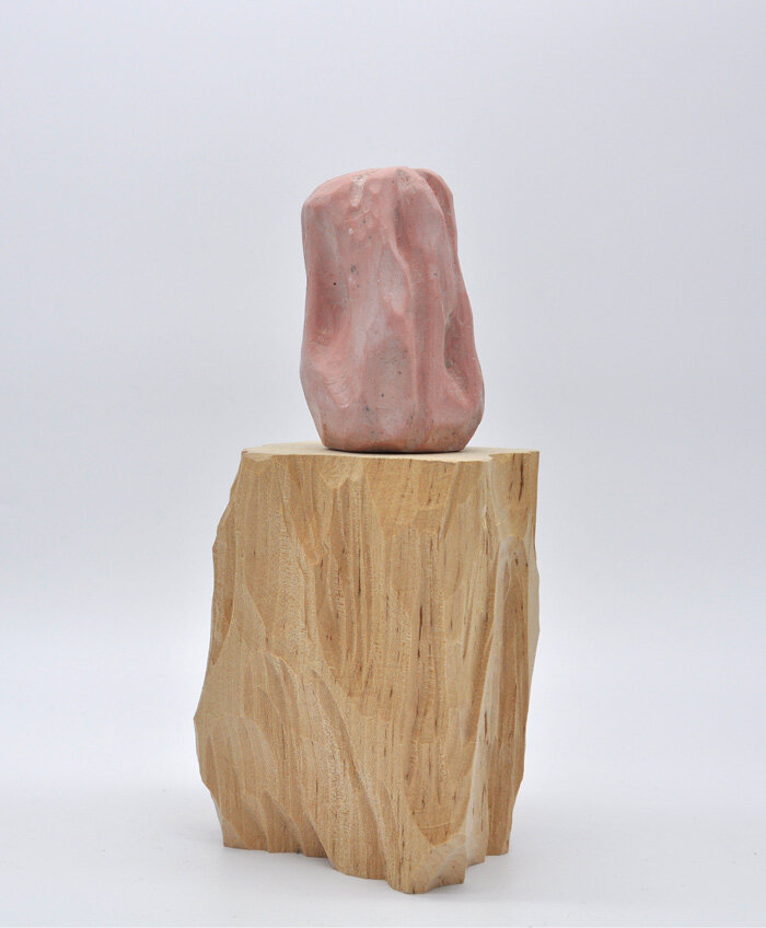  Sculpture IX | 2021  Hydrocal, pigment and birchwood.  21x 10,5 x 10 cm 