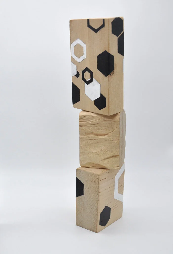 Flor de crecimiento III | 2020  Birchwood, pigment and acrylic.  30 x 7 x 7 cm 