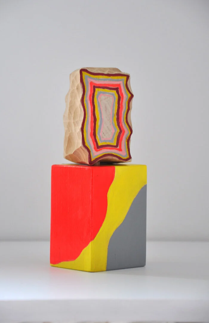  Flor de crecimiento IX | 2020  Birchwood, pigment and acrylic.  15,5 x 6 x 5 cm 