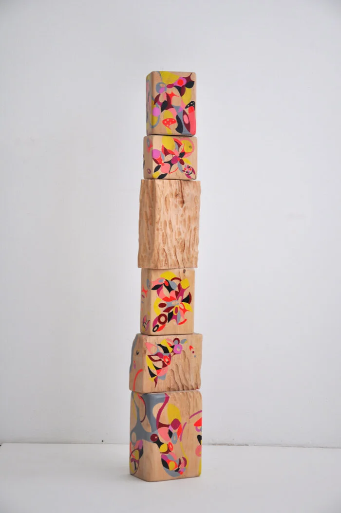  Flor de crecimiento XIX | 2021  Birchwood, pigment, acrylic and aluminium rod.  105 x 18 x 12 cm 