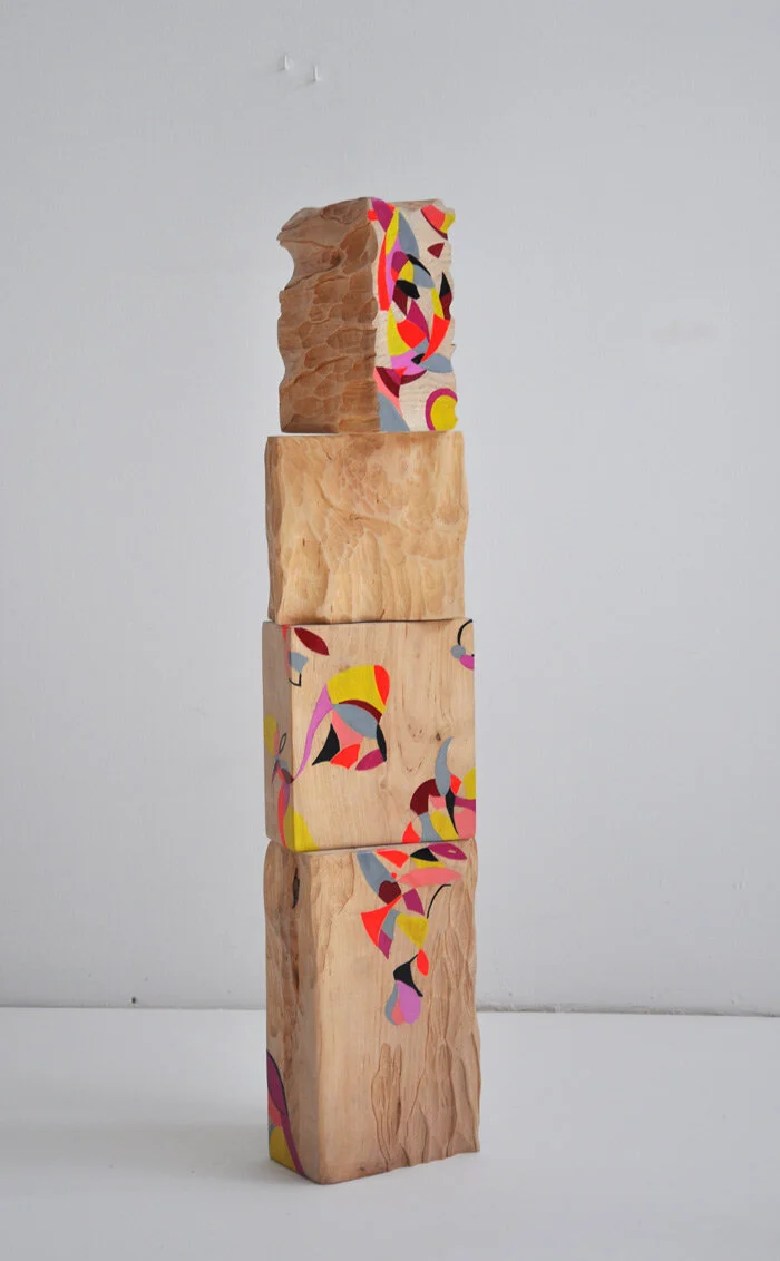  Flor de crecimiento XX | 2021 Birchwood, pigment, acrylic and aluminium rod. 77 x 16 x 9 cm 