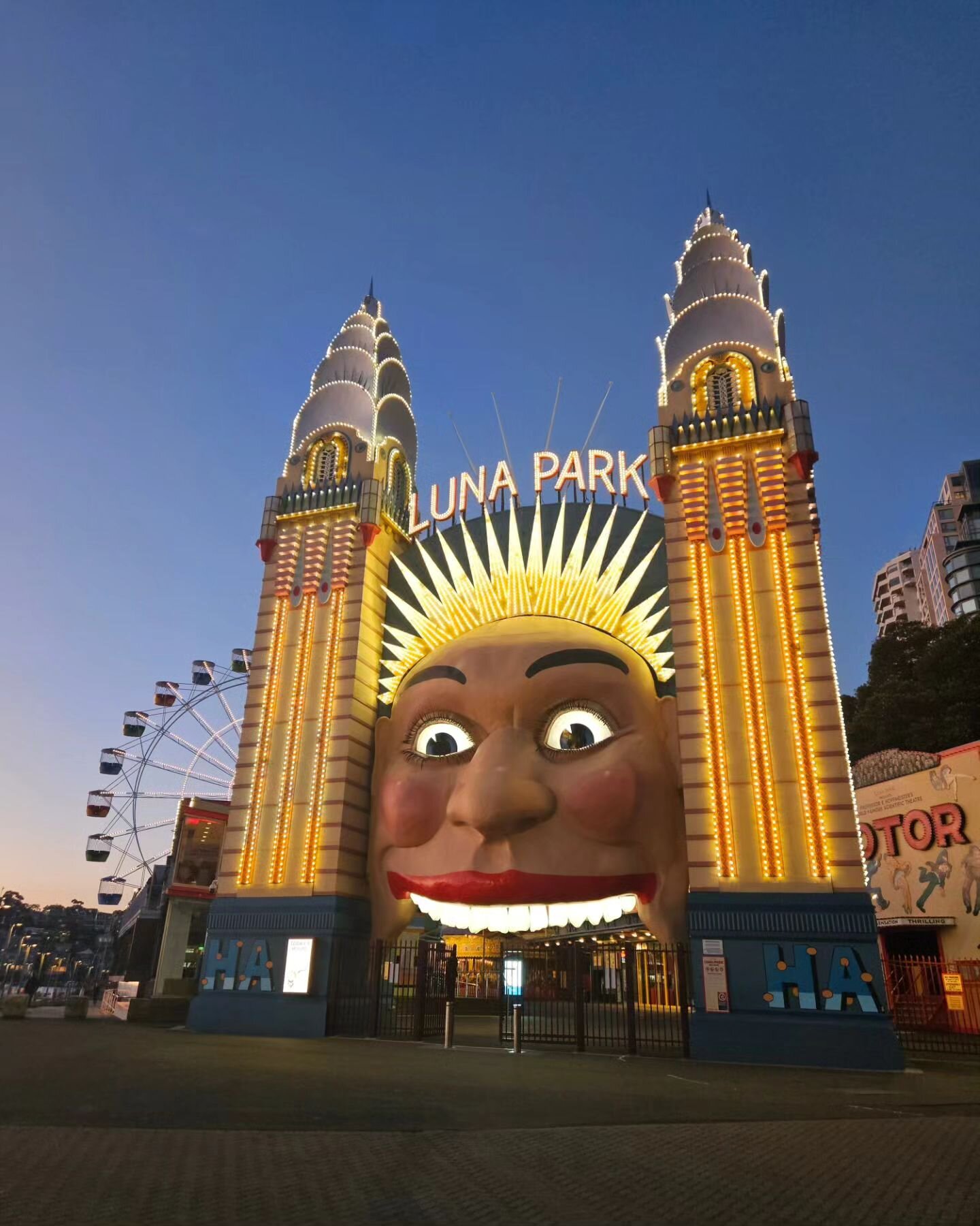 I absolutely ✨️LOVE✨️Luna Park in Sydney! Such a silly, fun and oddly nostalgic place. I'm not a huge fan of fair rides but I sure do love me some fairy floss!! We enjoyed the big light up face entryway so much we ended up running back to it on a mor