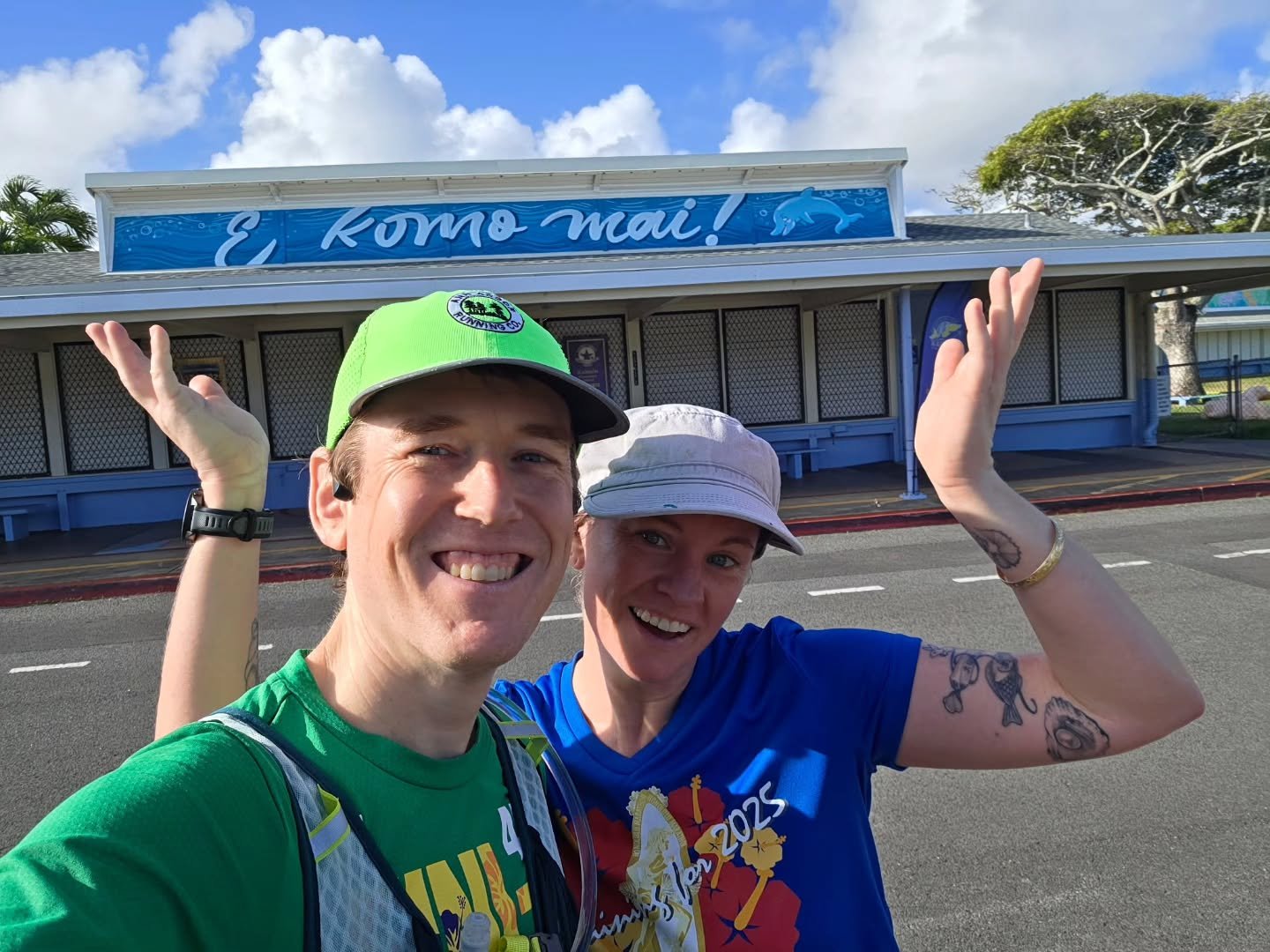 Aloha!!! Since I'm so bad at posting consistently, I'll make a running and mural post in one! A few weeks ago, on a Saturday in November, I started and finished this fun E Komo Mai! mural for @kainaluschoolandpta (about 12 hours total!) And the next 
