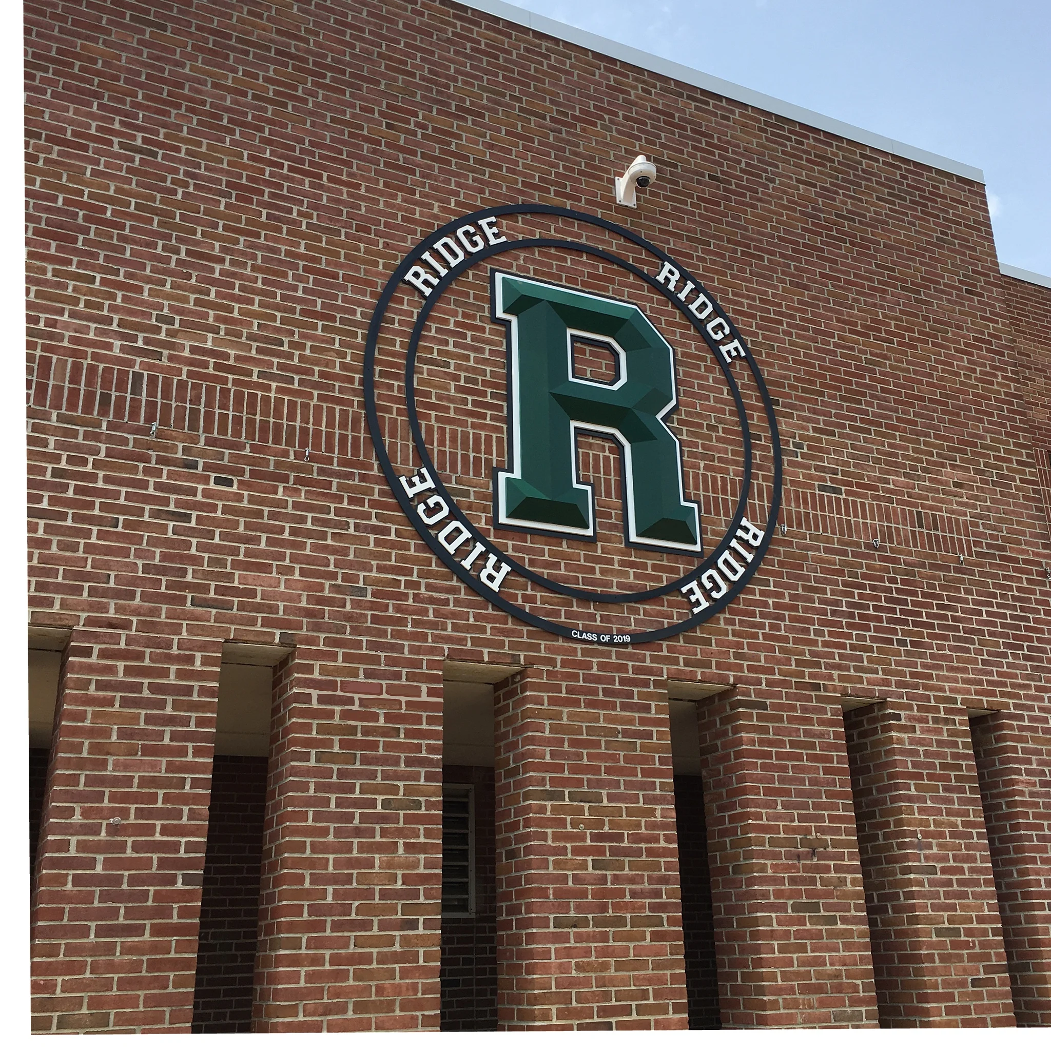 Today we completed the senior class gift for Ridge High School in Basking Ridge, NJ. The outer circle is a whopping 9ft in Diameter and the 3 color carved prismatic R is a towering 65in tall and 3 1/2in thick with diamond like facets cut into its face that make this spectacular custom carved sign sparkle in the sunlight.