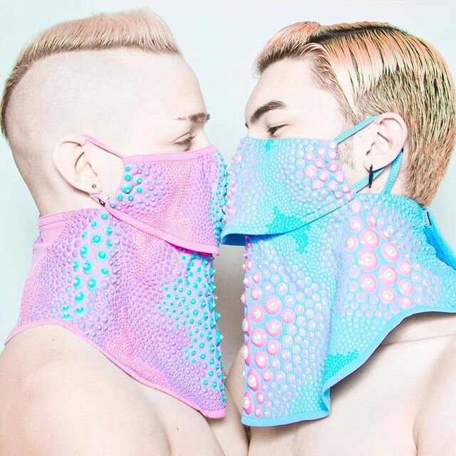 Happy Pride👨&zwj;❤️&zwj;💋&zwj;👨🏳️&zwj;🌈 love these two! @thesassyzebra🦓💘 @thereminalien 🎶
📸 @sarahstuve
