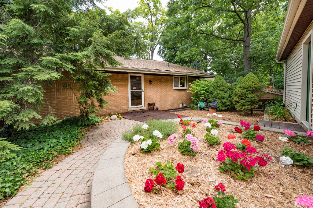 1954 Grove St, Highland Charter Twp, MI 48356