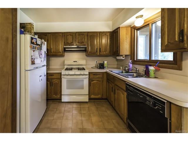 6520 CROFOOT Road, Iosco Twp 48843 - Kitchen