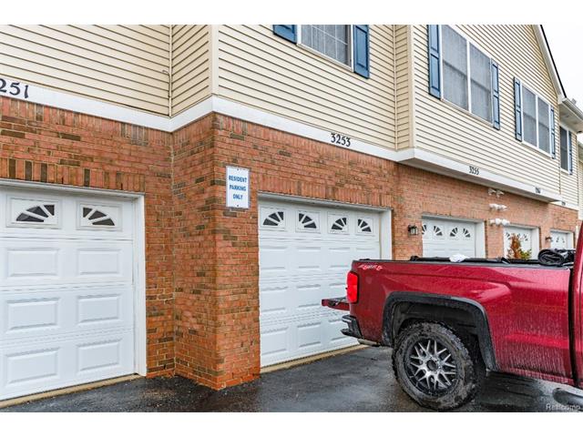 3253 Kneeland Circle, Howell Twp 48843 - Garage