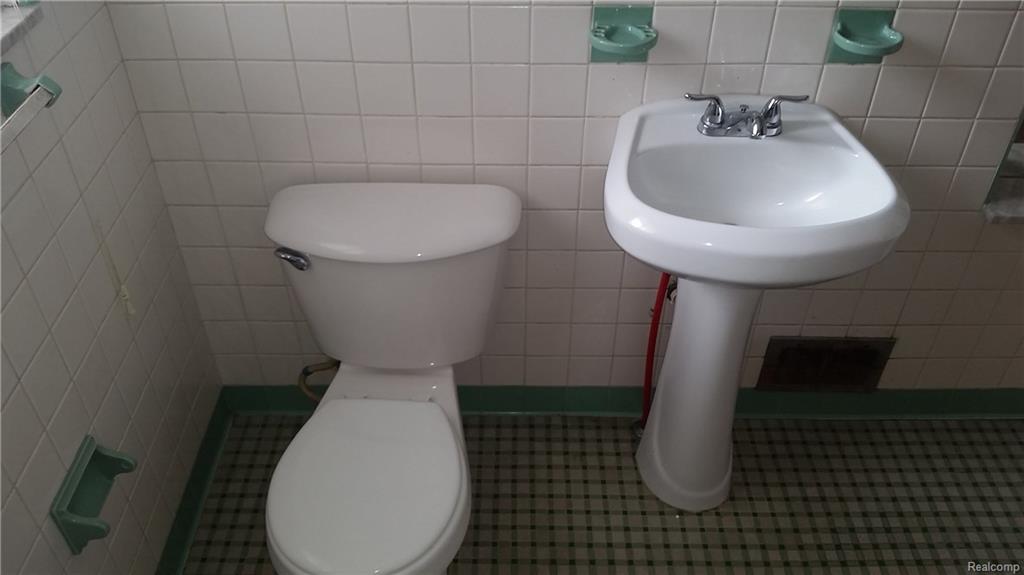 Bathroom 2.jpeg