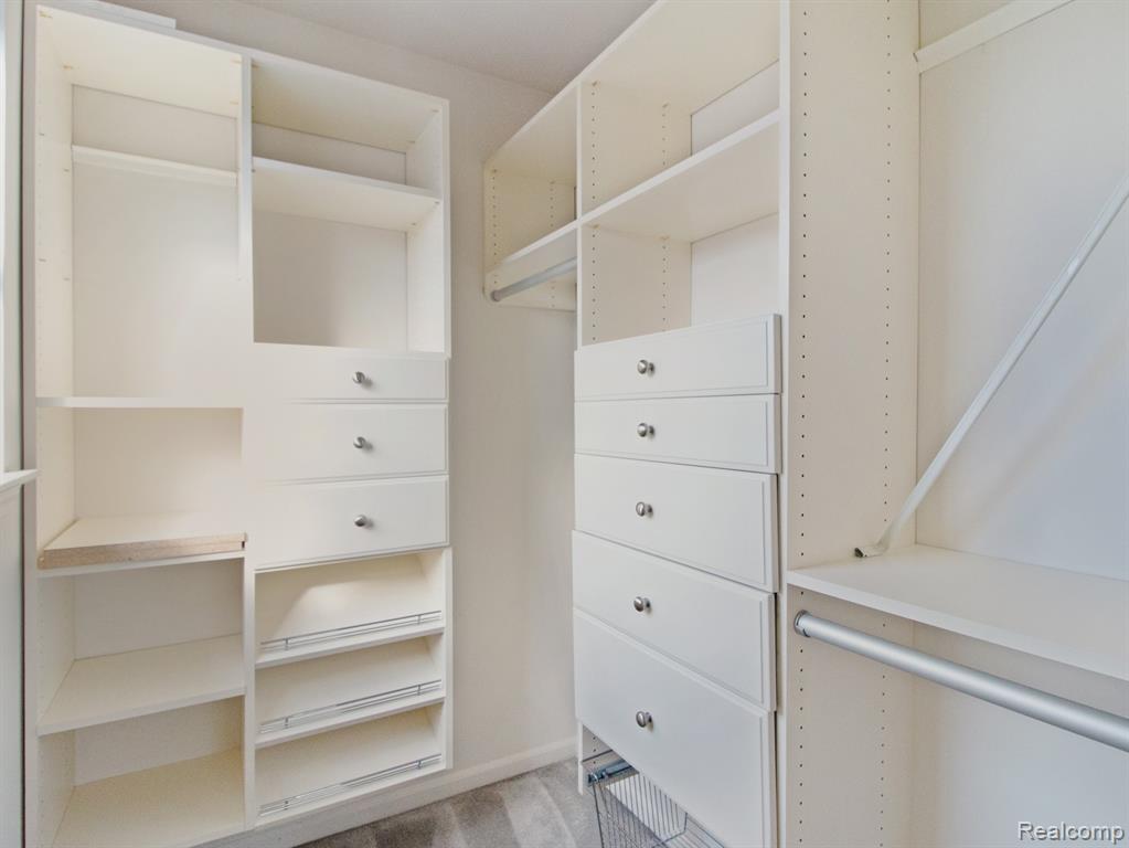 Walk in Closet.jpeg