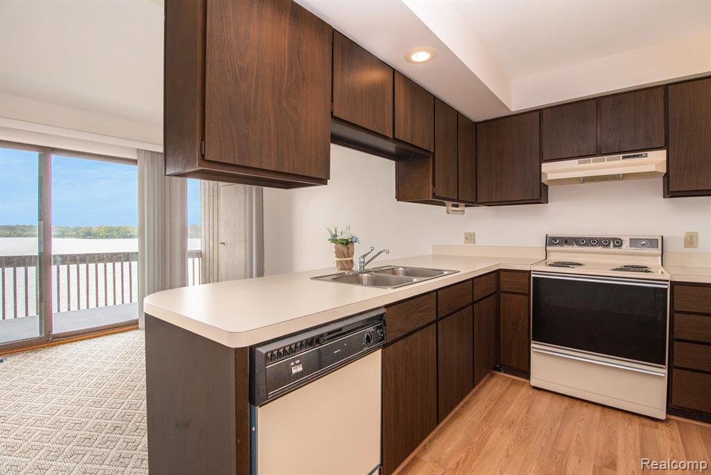 Kitchen 2.jpeg