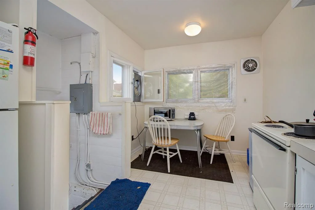 Kitchen 2.jpeg