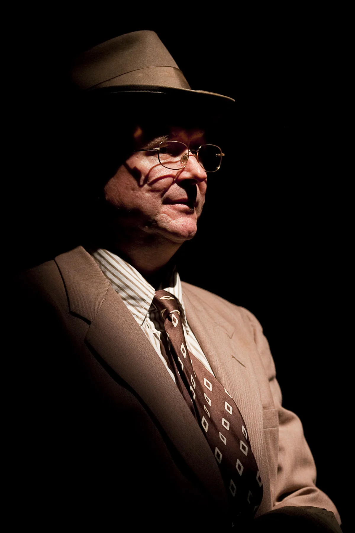 lost-in-yonkers-nancy-carlin-allen-willner-lighting-man-in-hat.jpg