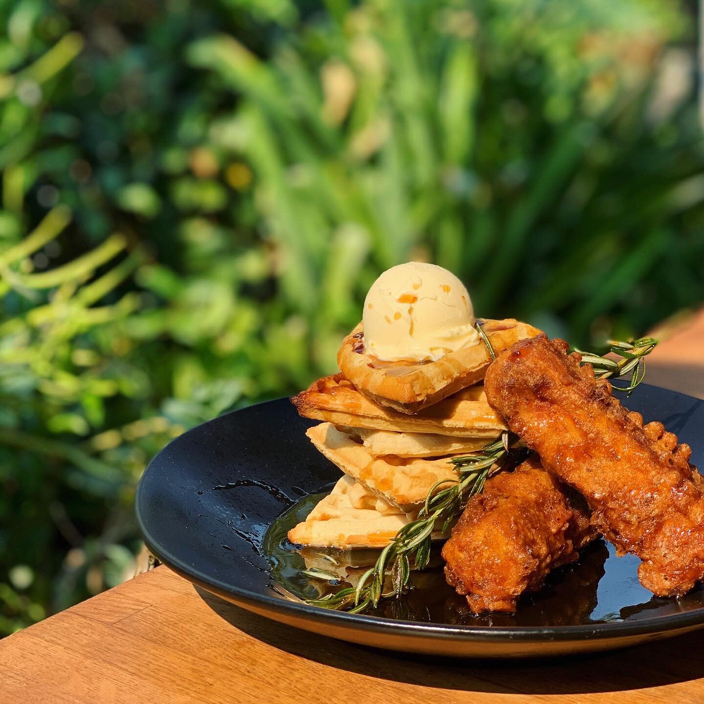 brunching till 3 🥂 can&rsquo;t get enough of these vegan NOT chicken &amp; waffles!
.
brunch menu 10-3 &bull; join us on the patio or pick-up curbside!
.
#OpenForBusiness #PatioDining #OpenForTakeout #CurbsidePickUp #exploremidtown #sacramento365 #s