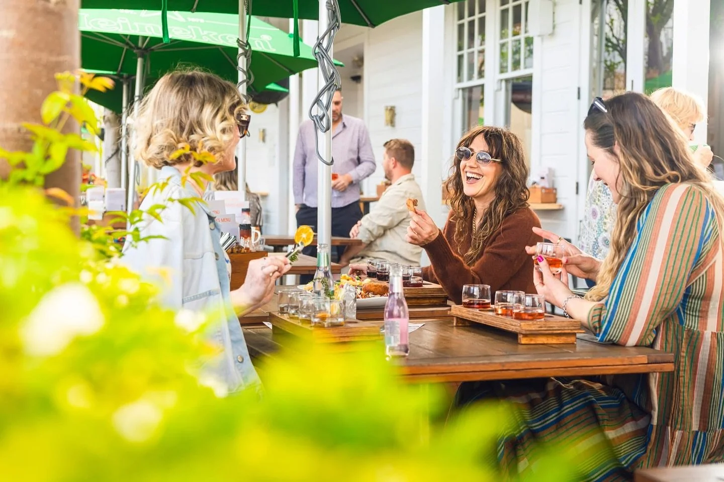 ☀️ Summer keeps poking its head in and when it does, it&rsquo;s straight onto our front deck. Arvos are being spent drenched in sun, local flavours and our Wairarapa Tasting Paddles! 

📸 🍷 
&bull; Gin: Greytown Distilling Company, Tweed, Lighthouse