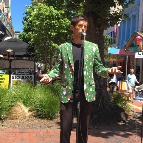 The Garden Bar is looking its best, and these two local legends are ready to roll&hellip;

🎶 @stevecarlincrooner setting the soundtrack (5-830pm)
🦪 @martinbosley1 on the oyster station, shucking his famous beauties fresh to order (4-6pm)

With suns