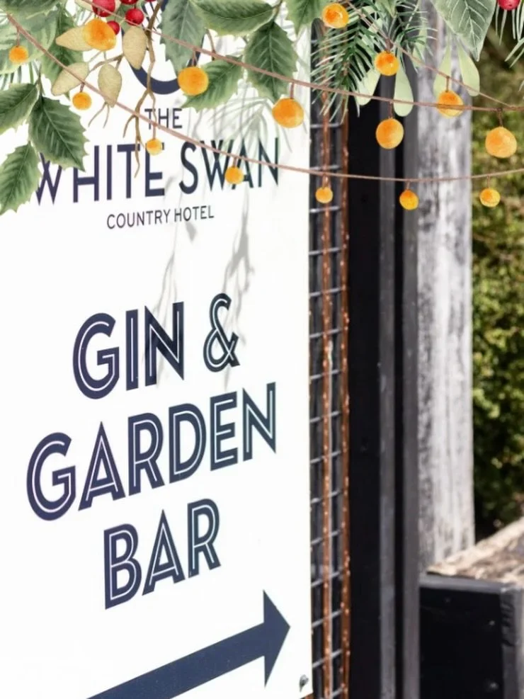 This way to the Garden Party 👉 
Sun is shining, drinks on ice, we will see you from 3PM around the back of the Swan. 

🎶 Music legend @stevecarlincrooner live (5-830PM)
🦪 @martinbosley1 irresistible oysters on sale (4-6PM)
🍻 Monteith&rsquo;s &amp