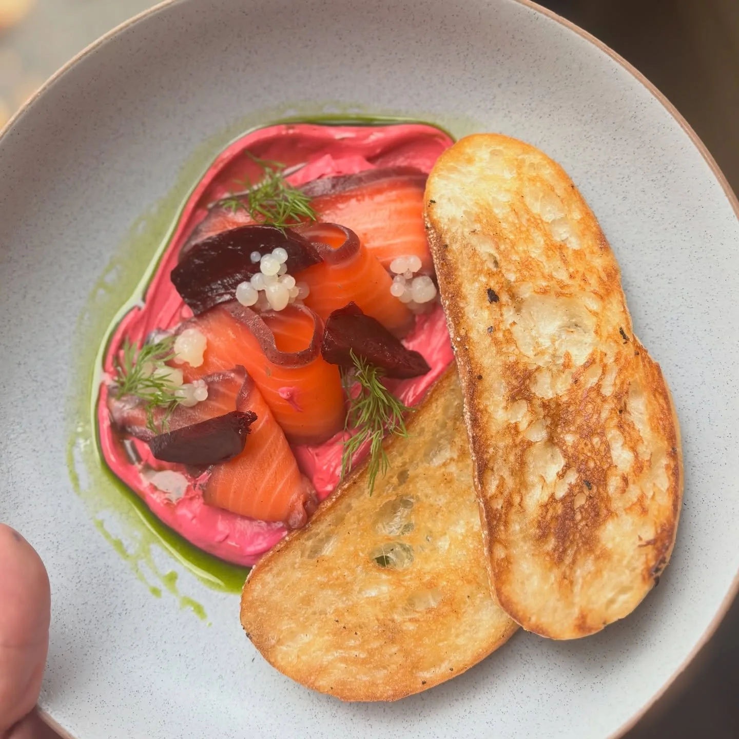 Our chef @rumi_galbodage is passionate about seafood. Curing salmon was one of the first techniques he mastered while exploring how to build flavour in fish and you can taste that dedication in every bite.

📸 Beetroot cr&egrave;me fra&icirc;che, con