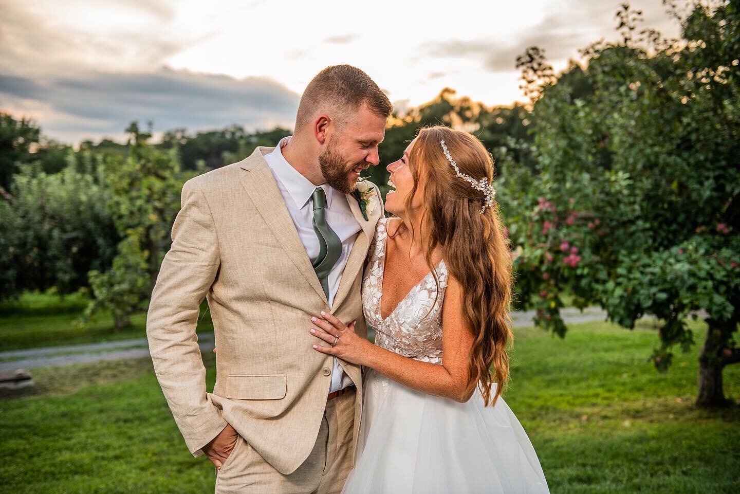 Soaking in the sunset at the lovely Connemara House Farm.

#connemarahouse #weddingphotographer #topsfieldwedding #weddinginspiration #weddingphotography #soloverly #connemarahousefarmwedding #weddingplanning #bridalmusing #weddingday #wedding #toget