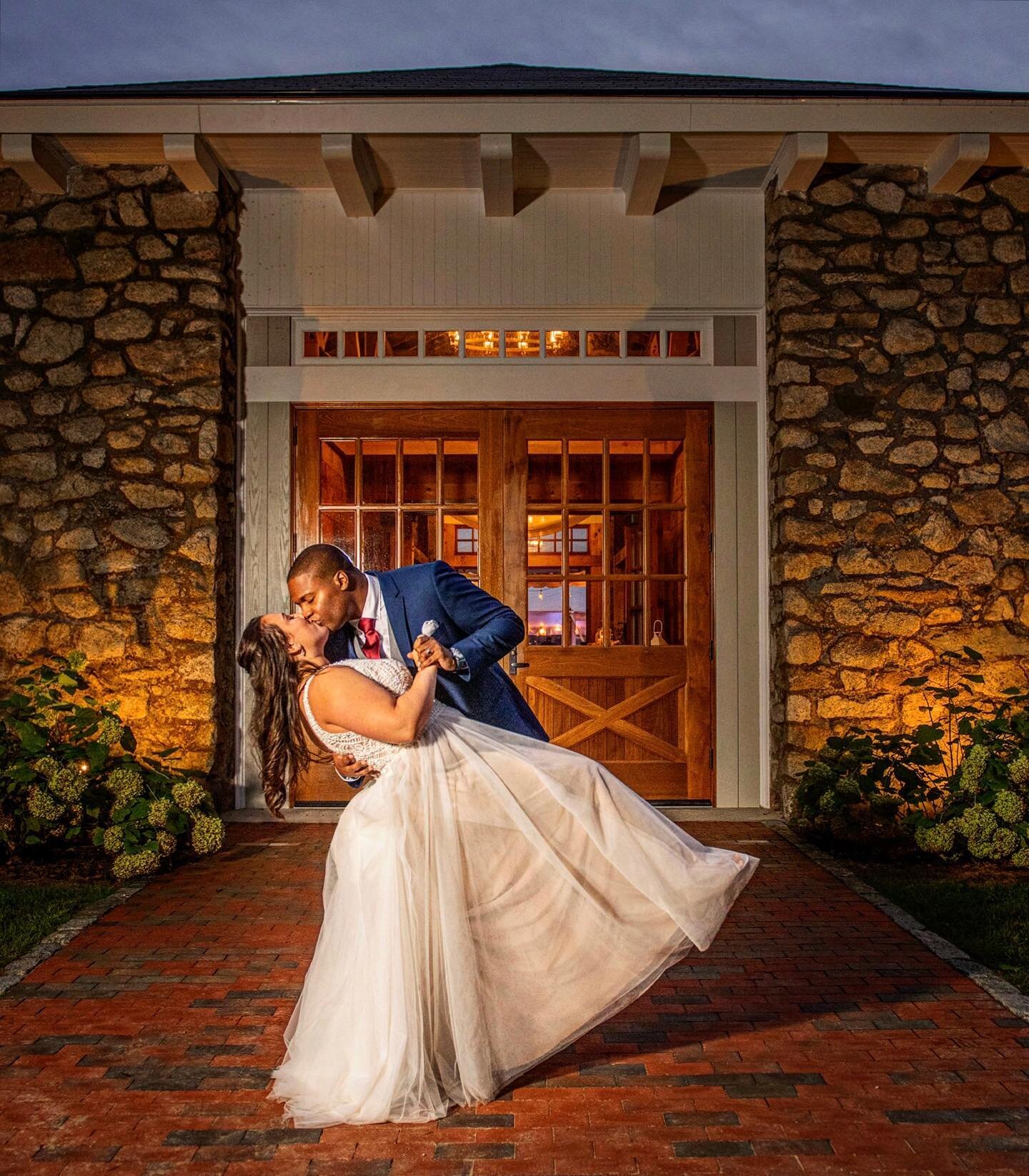 Dreaming of warm summer days on Sebago Lake had us reminiscing about this lovely affair at @stone_barn_maine.