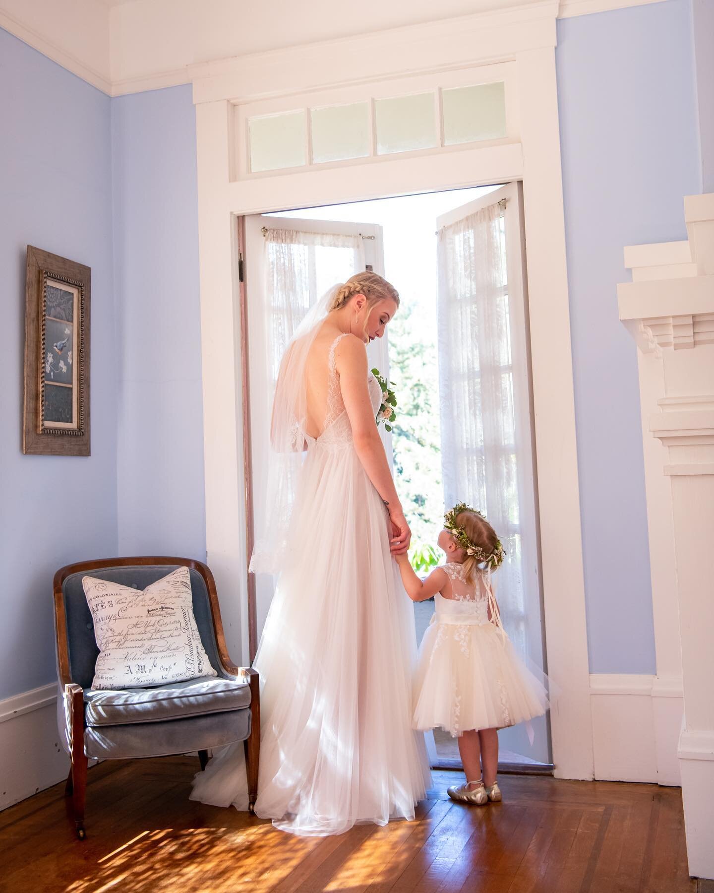 A heart warming bridal suite moment 🤍 #generationsoflove #brideandflowergirl #sacredmoments #kenvialephotography