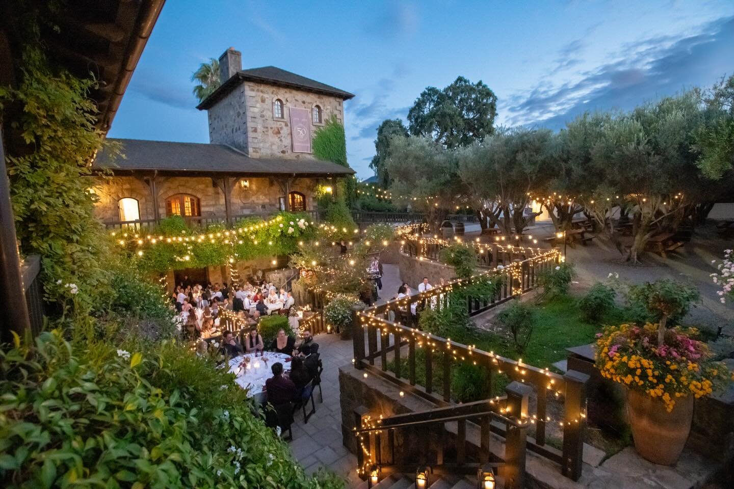 ✨Courtyard Dining @vsattui 

📸 @kenvialephotography