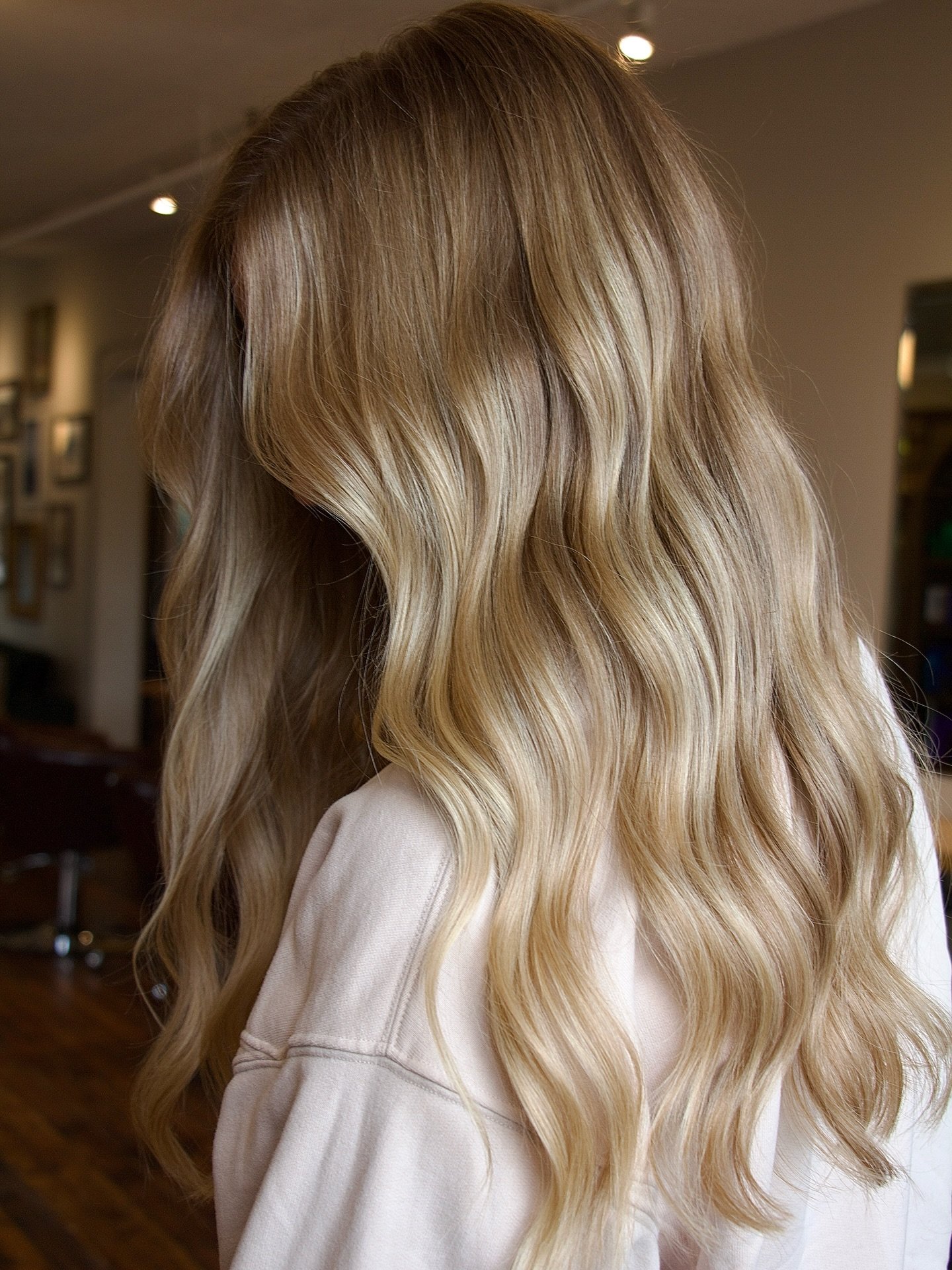 Silky, smooth, rich and healthy blonde by our girl @kutsbykendyl ✨

 #mnblondingspecialist #mnblonding #mnhairsalon #mnhairstylist #discoverstillwater #stillwatermn