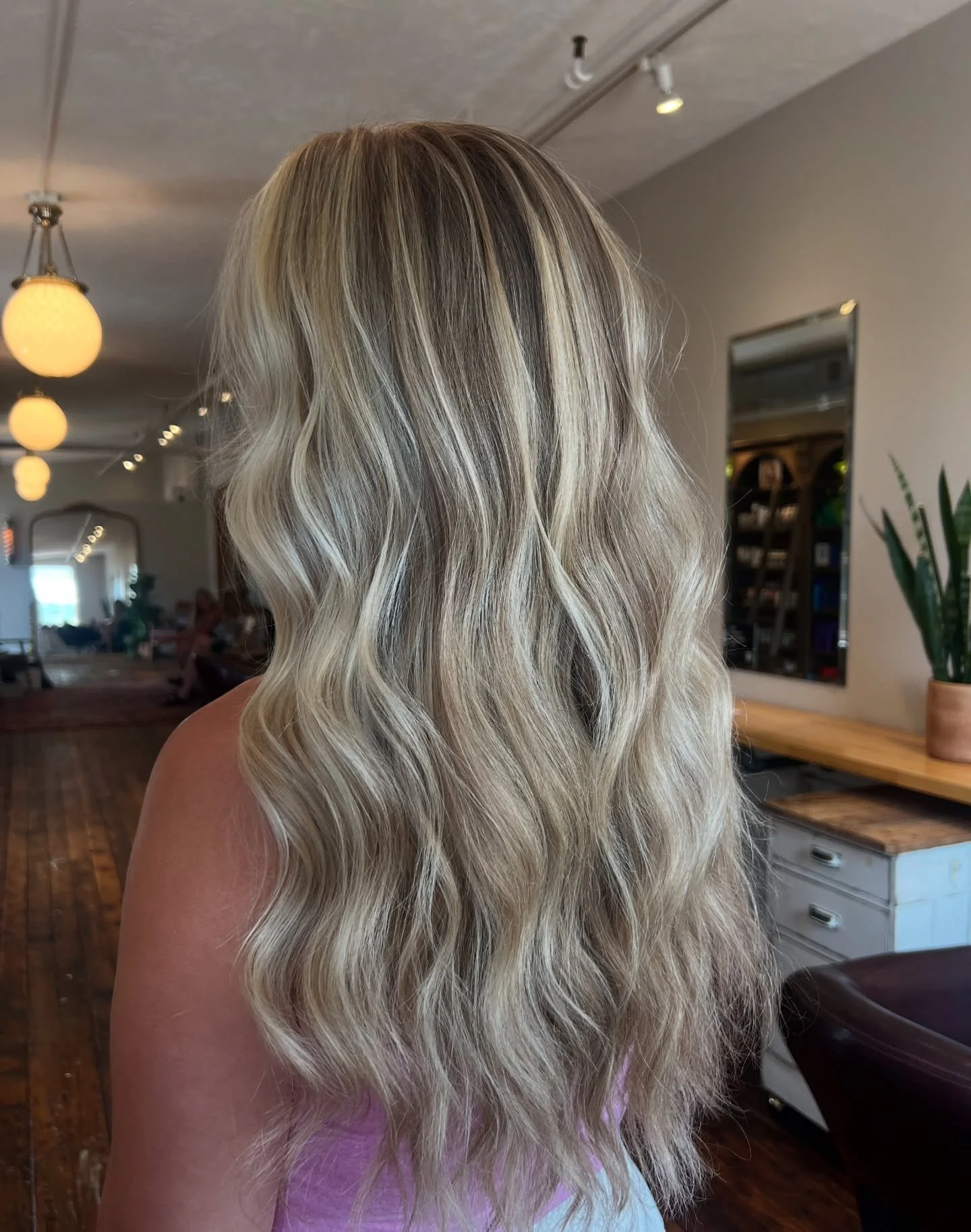 Not giving up the last sweet moments of summer!! ☀️ Beautiful blonding by our girl @hairbyadeline.s 👏🏼 

#mnhairsalon #mnhairstylist #mnblonde #discoverstillwater #stillwatermnsalon