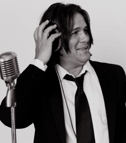 Jeff Key - DJ Services Jeff provides the ideal DJ experience, bringing professional expertise, passion and vast song titles to all his events. Bringing together perfect sound, LED lighting, liveliness and endless music, he’ll create the right atmosphere for your wedding, corporate event or party that you and your guests will love.
