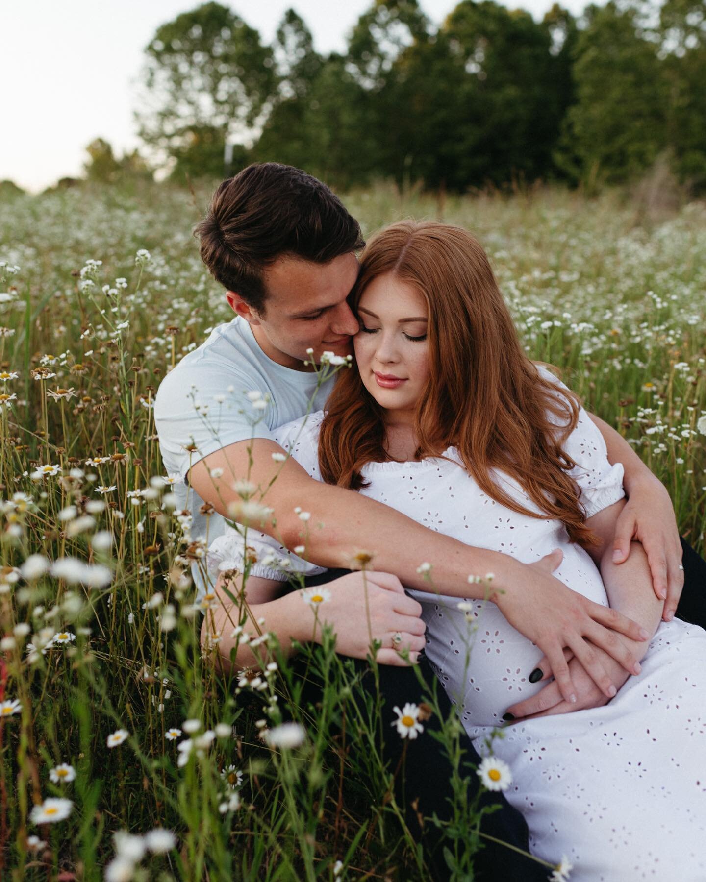 it&rsquo;s not really an Arkansas summer photo session unless you check for ticks afterwards.
.
.
#freckledfoxphotography #maternity #maternityphotography #maternityshoot #field #arkansas #fayettevillear #arkansasphotographer #arkansasfamilyphotograp