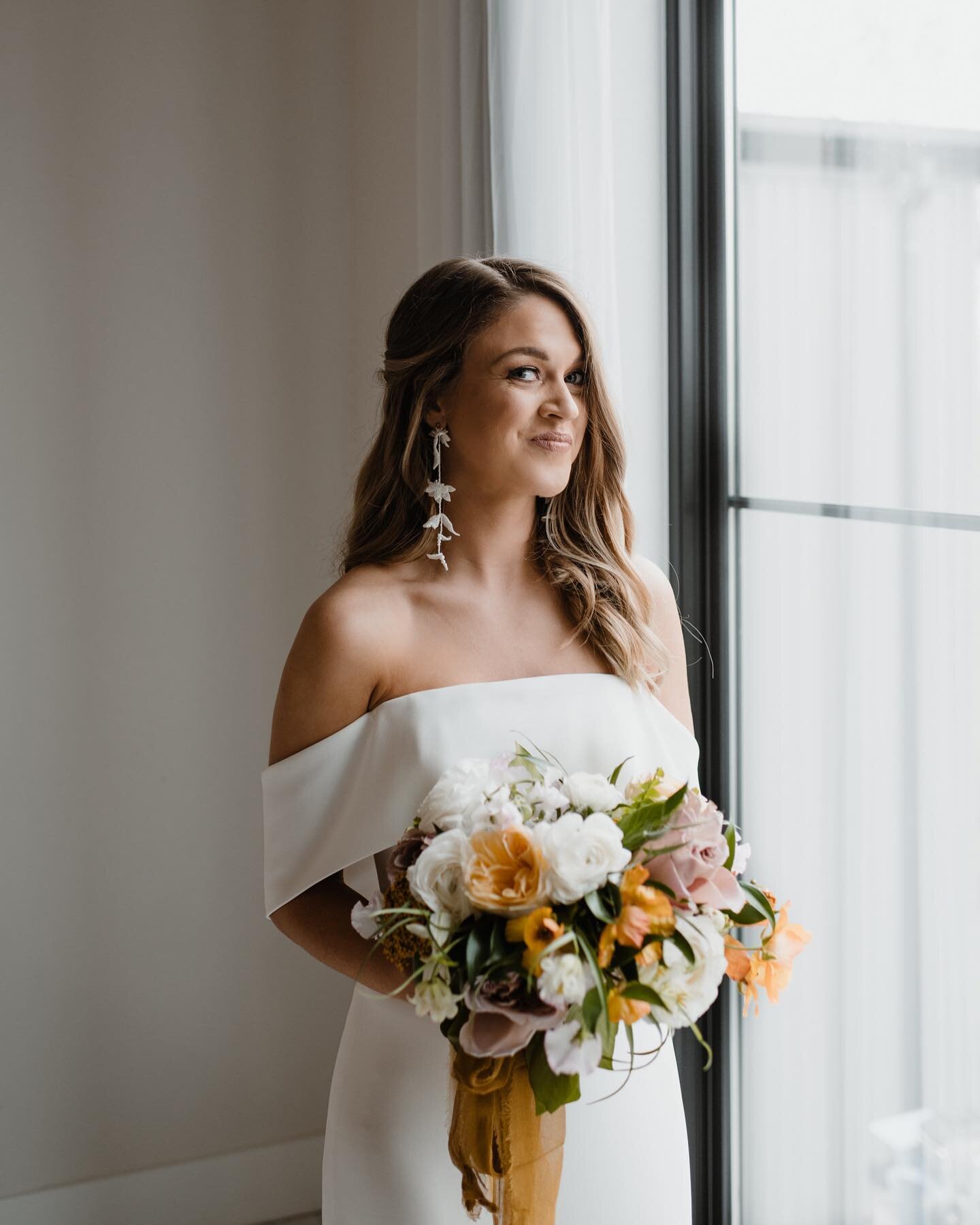 when your bride has the cutest little side eye ever.
.
.
#freckledfoxphotography #osagehouse #arkansasweddingvenue #arkansaswedding #arkansasweddingphotographer #chapelwedding #weddingphotographer #bride #weddingdress #weddingbouquet #kcweddingphotog