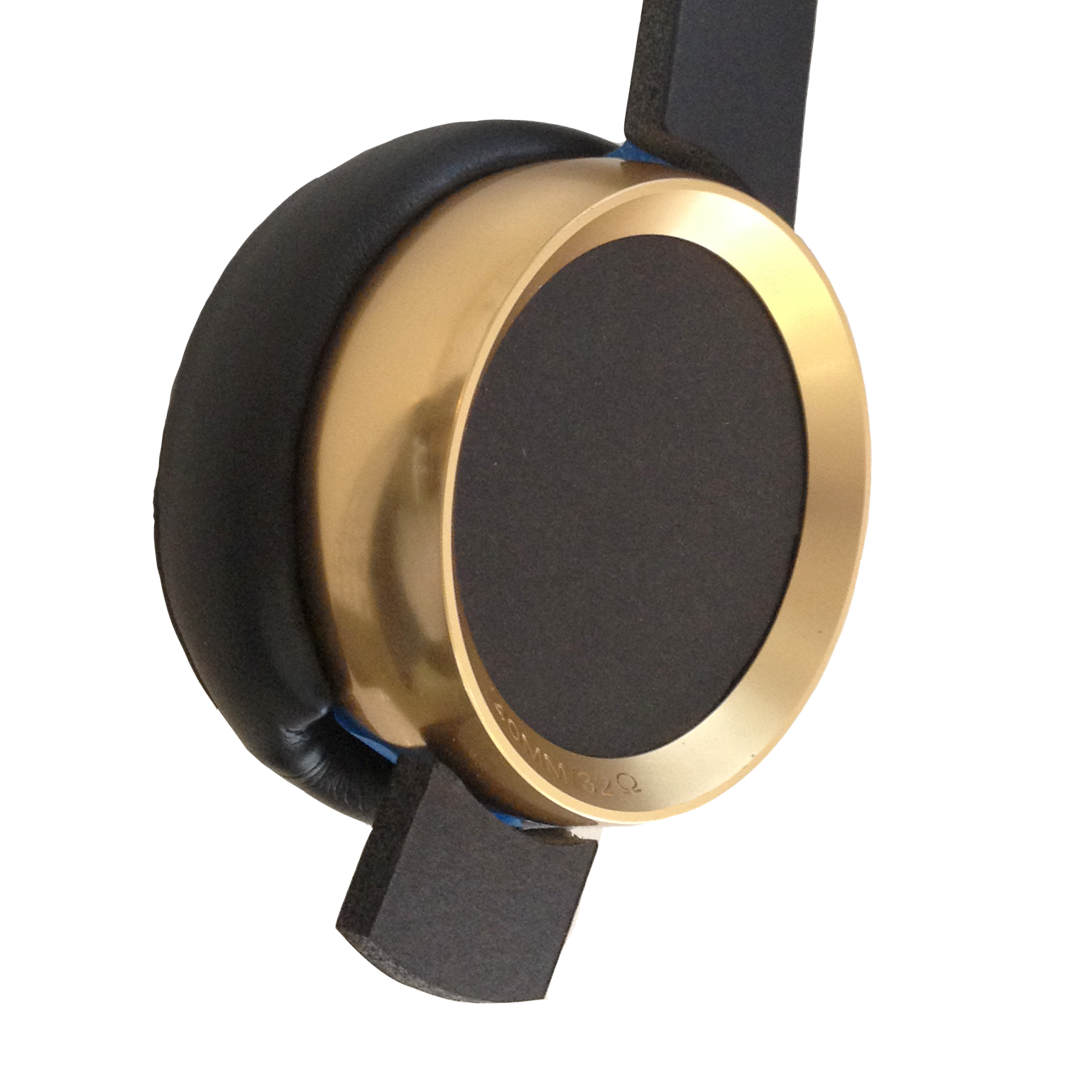 Prior to the mechanization of the Pro-40 earcup, Munitio had created a beautiful milled aluminum housing. Though it was eventually lost within the Pro-40’s gimbal mechanism we saw its clean look & feel as the perfect inspiration for the Pro-30’s earcup.