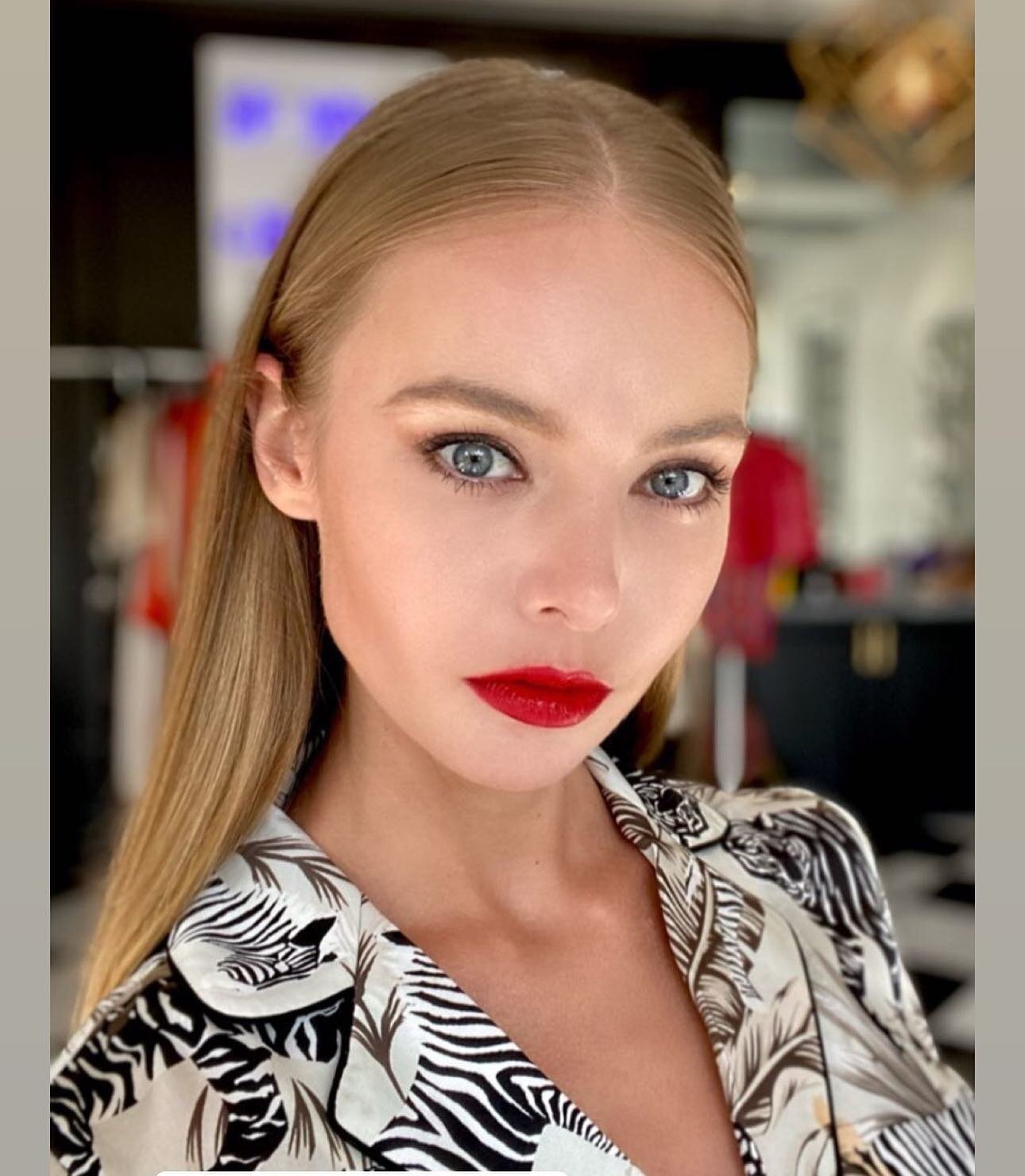 Red lips mood 💄 with @wondersveta makeup look created for Shahida Parides clothing brand...more details and pics from photoshoot are coming soon⚡️✨🌟📸

.
.
.

.
.
.
.
.
.

Makeup/hair: @natalikmua

.
.
.
.
.
.

#redlips #photoshoot #onset #setlife 