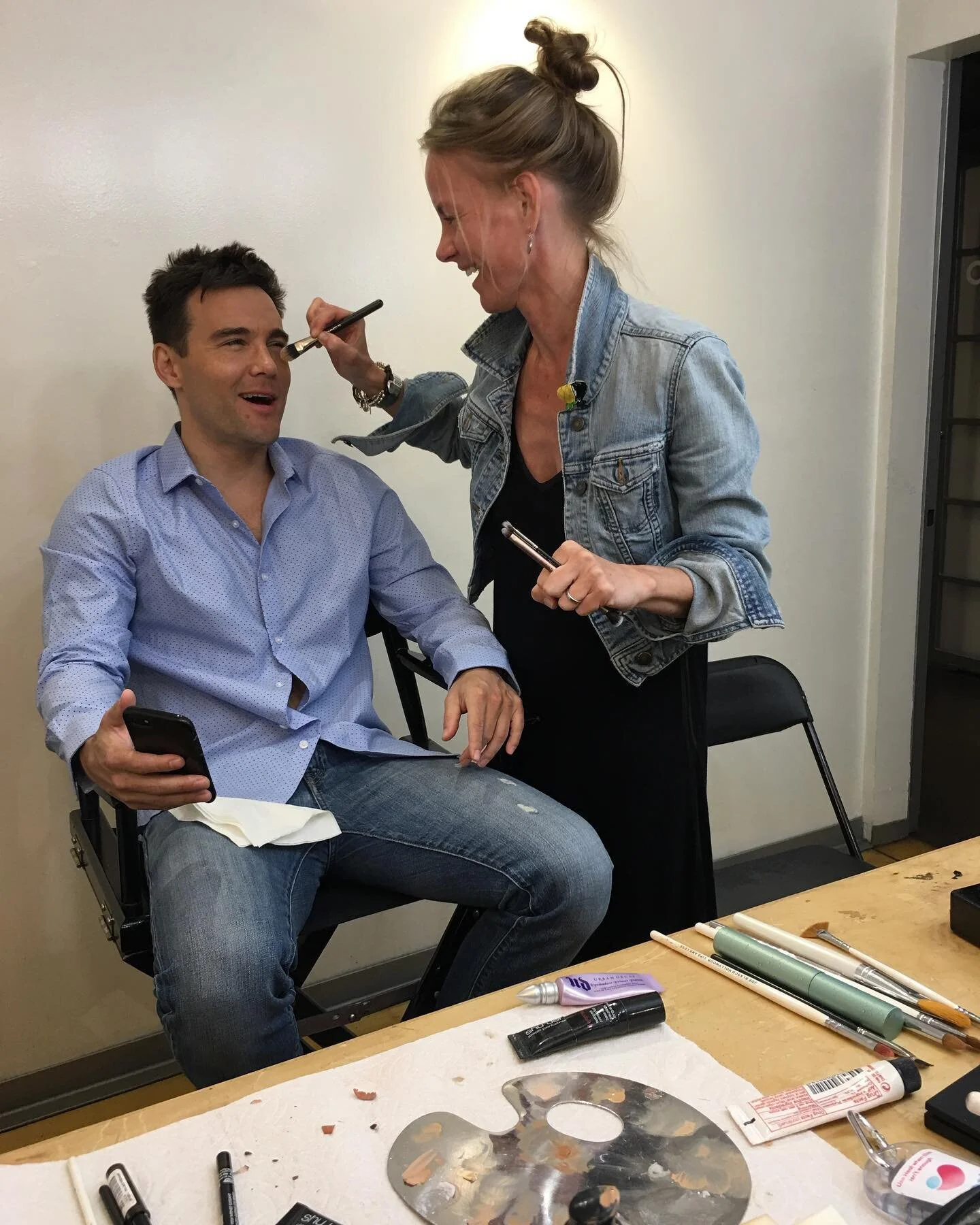 Miss my work on set sooooooo much😩  TB on set for #gameshownetwork with best of the best TV host @robbelushi 📸 🎥🎬
.
.
.
.
.
.
Hair /Makeup:
@nataliakozlovamakeup
@braidstudio .
.
.
.
.
.
.
.
#photoshoot #headshot #onset #setlife #tvshow #commerci