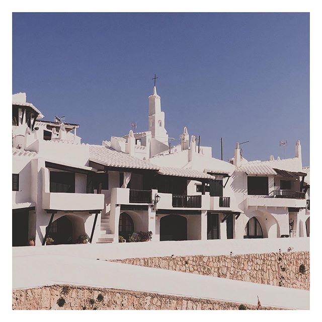 White city by the sea #binibeca .
.
.
.
.
 #instapassport #aroundtheworldpix #ig_masterpiece #flashesofdelight #travelog #mytinyatlas #visualmobs #roamtheplanet #travelphotography #visualoflife #beachlife #dametraveler #artofvisuals #islandhopping  #