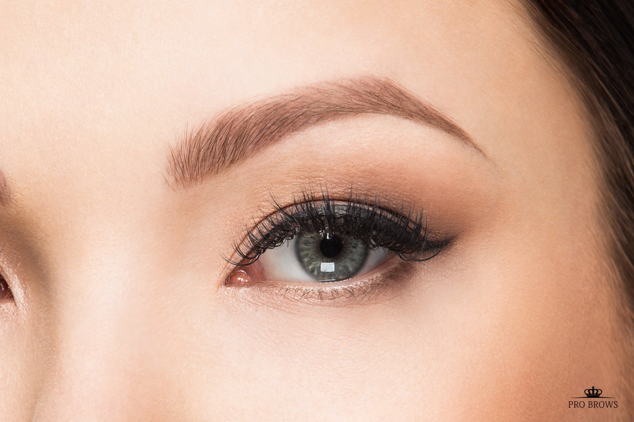 FullGlam Natural. Pisut tagasihoidlikum ja igapäevane kulmumeik, mis toob väja sinu hästi hooldatud FullGlam kulmude loomuliku ilu ja täpsed kontuurid.