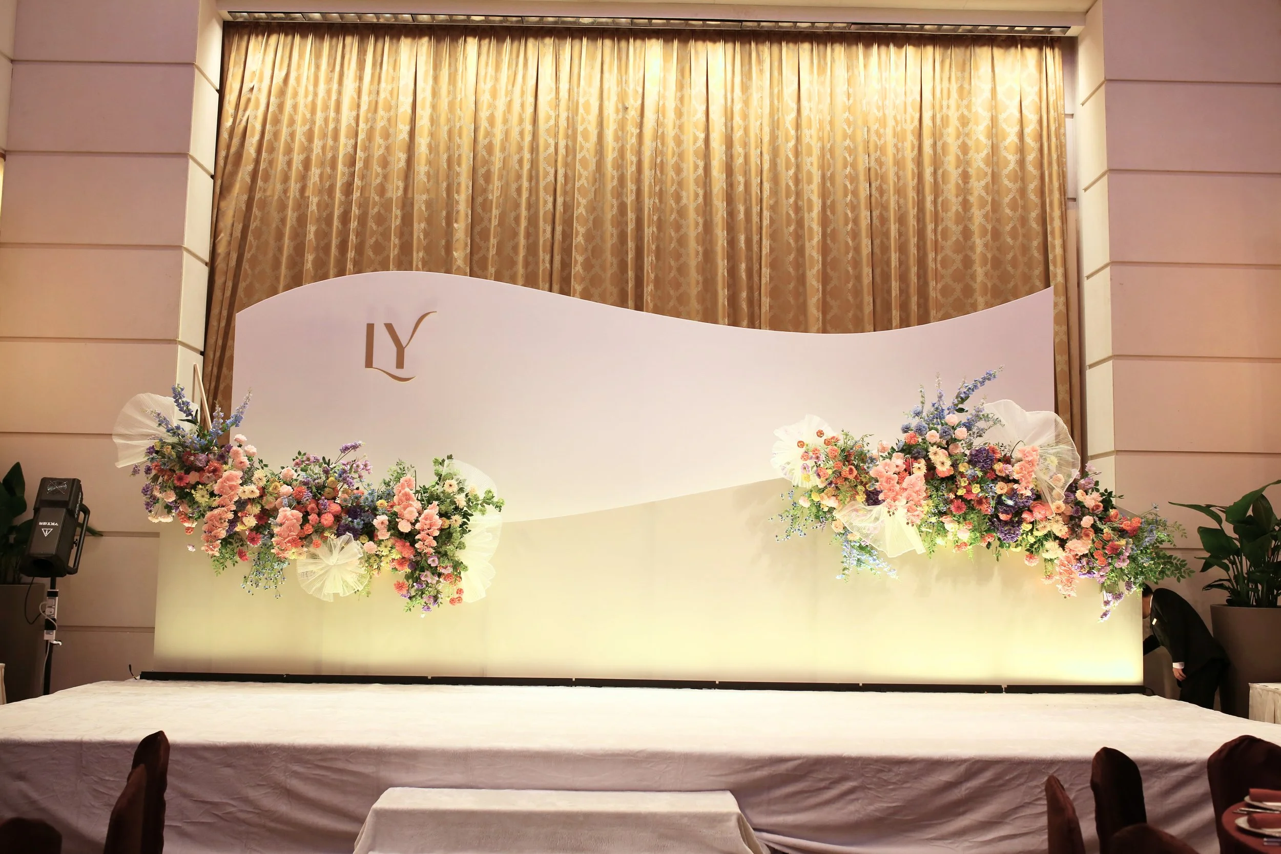 Classic Backdrop with Elegant Bloom