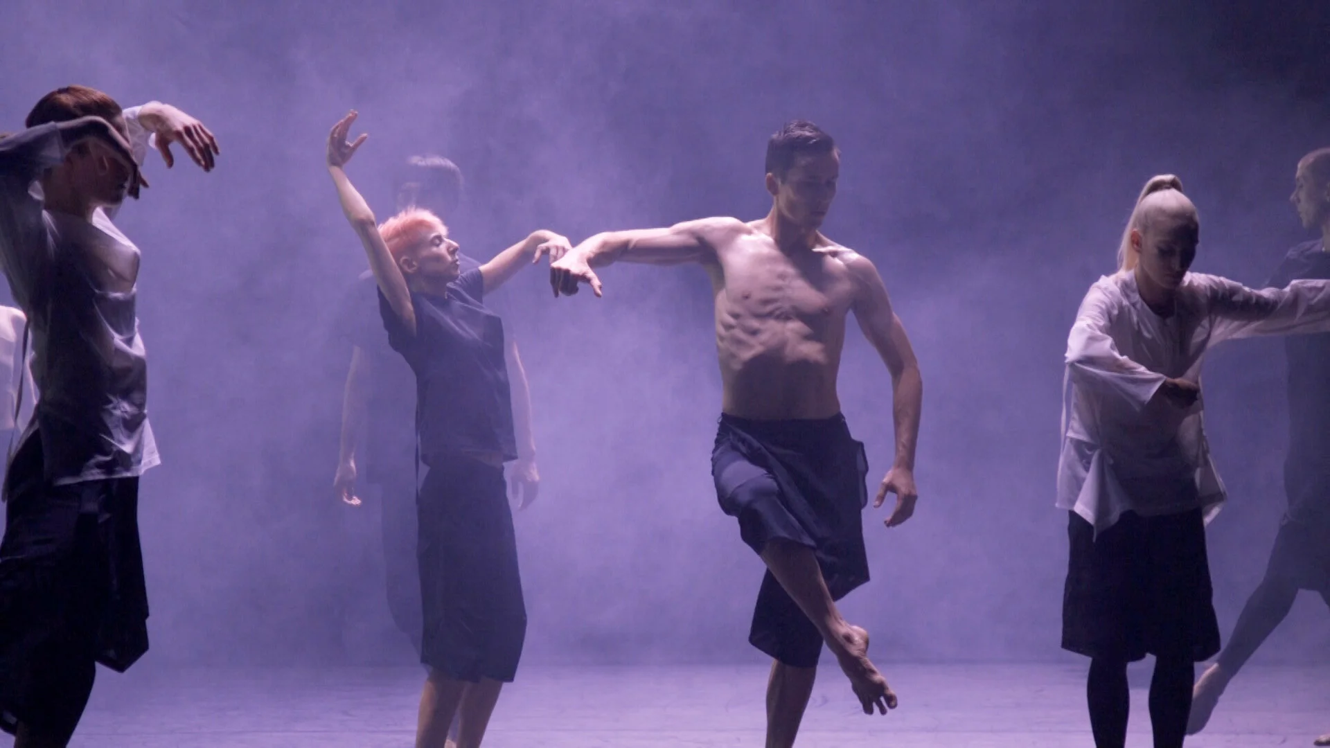 Stage video of Wayne McGregor's "AutoBiography", Saddlers Wells 2017