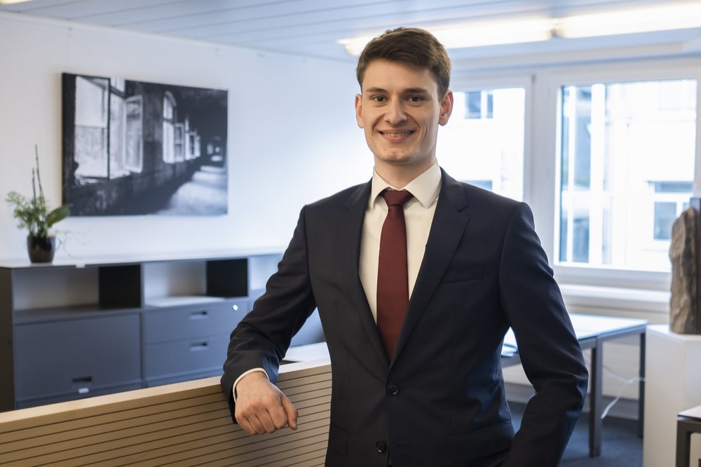 Julian Ziegler stud. iur. Empfang/Assistent -> Email-Adresse