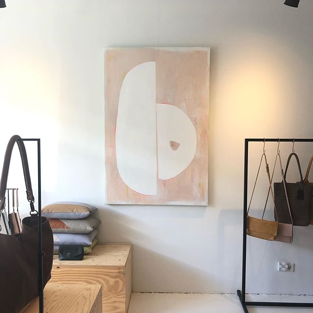 Ah! Found a nice spot for this beauty. Swipe through the pictures and video to see the lesser alternative. The bags, btw are handmade leather bags by @studiojanettevantol and this is her shop in Voorburg :)
.
The painting is called 'Contiguity nr. 3'