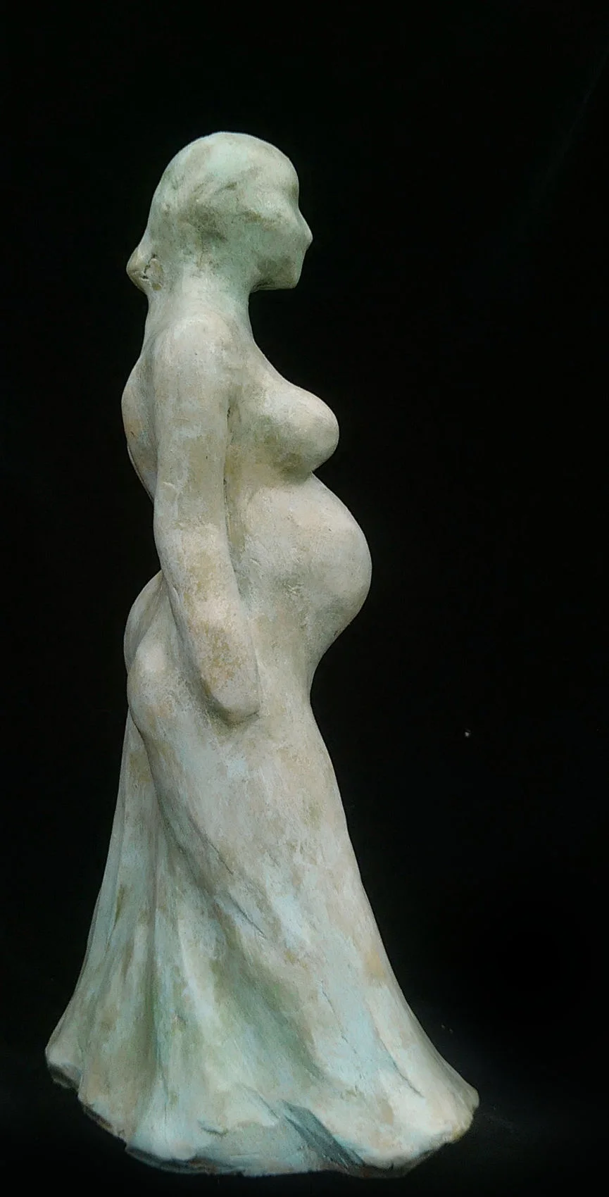 Femme enceinte marchant