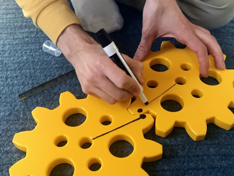 Drawing line of lever arm from axel (fulcrum) on equal gears.