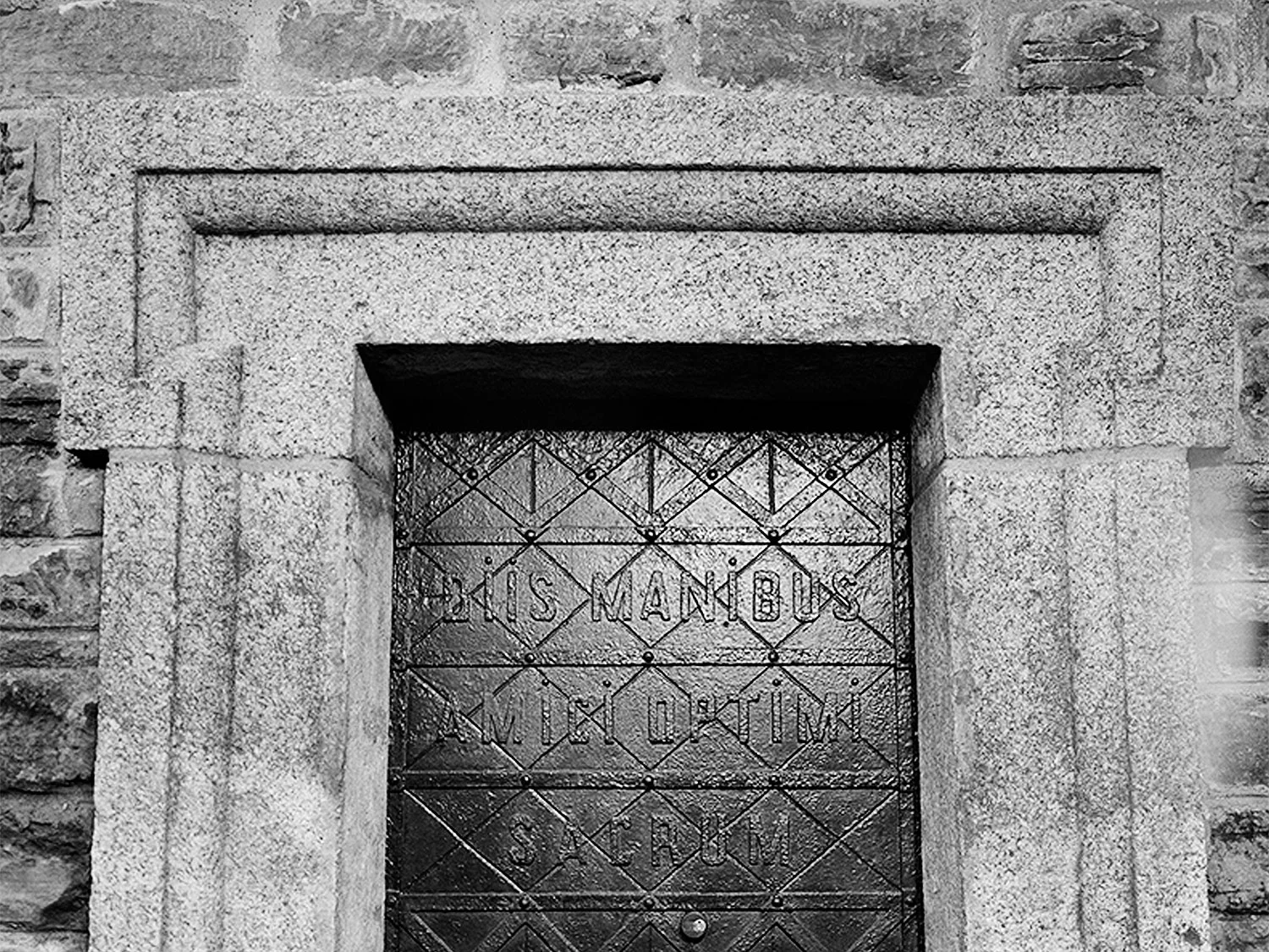 Das Portal der Gruft aus Urner Granit wurde neu Verfugt und gereinigt. Die historische Stahltüre musste für die Restauration durch den Metallrestaurator ausgebaut und wieder montiert werden. 