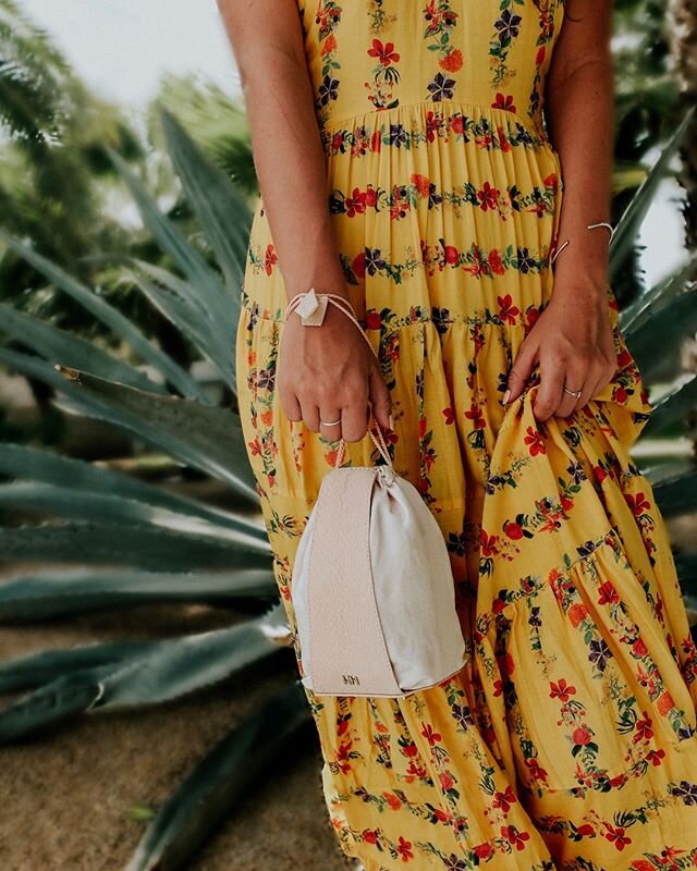 The Lillian Pouch in Nude with Brass Hardware, spotted at one of our favorite places on earth 💛⠀⠀⠀⠀⠀⠀⠀⠀⠀
.⠀⠀⠀⠀⠀⠀⠀⠀⠀
.⠀⠀⠀⠀⠀⠀⠀⠀⠀
.⠀⠀⠀⠀⠀⠀⠀⠀⠀ #womeninbusiness #fashionrevolution #sustainablefashion #slowfashion #responsiblefashion #brandtotrust #pursebl