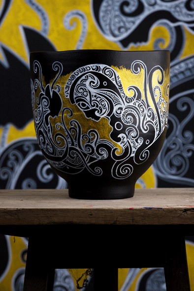 KENISMANdotcom-big-black-vase.gif